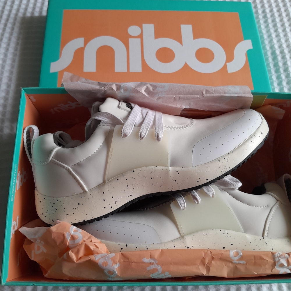 Snibbs Women's Cream Athletic Shoes
